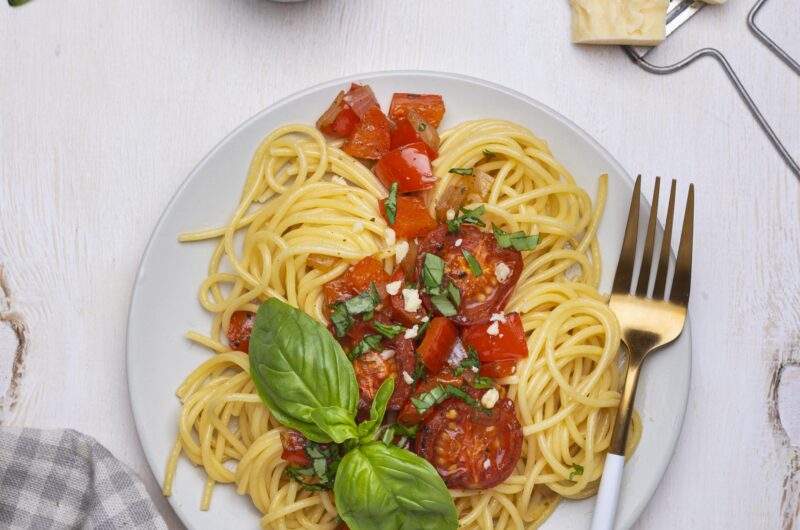 Paradicsomos bazsalikomos tészta